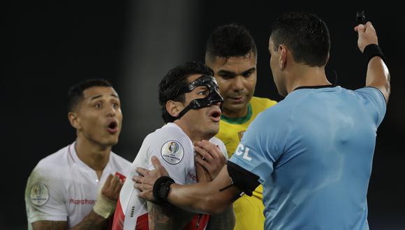 Yoshimar Yotún y Gianluca Lapadula reclamando una jugada dudosa al árbitro Roberto Tobar. (Foto: AFP)