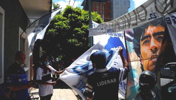 Hinchas rinden homenaje a Maradona. (Foto: EFE)