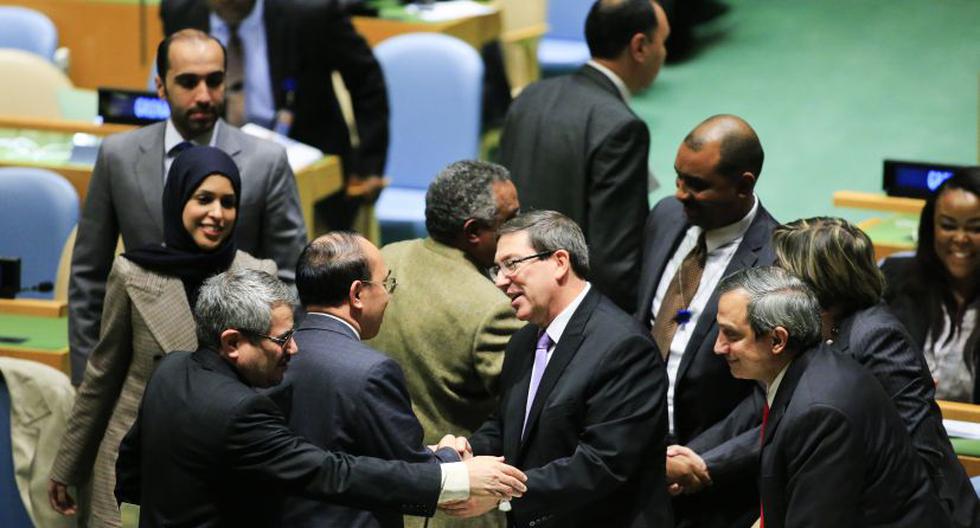 El secretario de Relaciones Exteriores de Cuba, Bruno Rodr&iacute;guez, es felicitado por representantes de algunos pa&iacute;ses despu&eacute;s de la votaci&oacute;n en la ONU. (EFE)