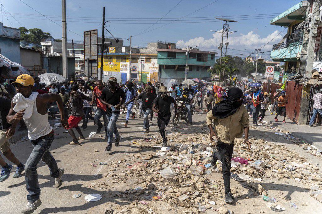 Miles de haitianos salieron a las calles para exigir la renuncia de Henry en medio de la crisis que enfrenta el país. 