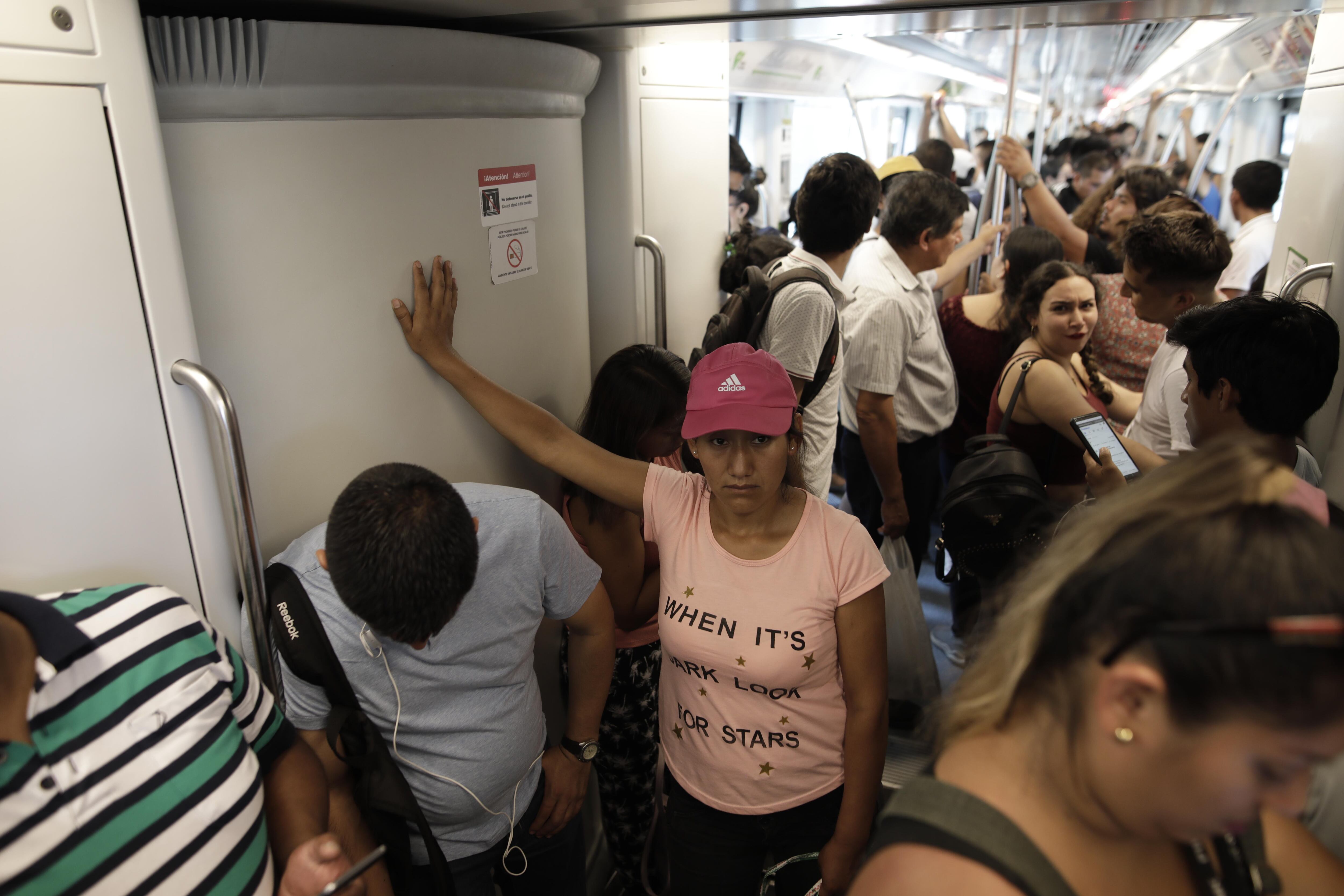 El Metro de Lima traslada a unos 15 millones de pasajeros al mes en sus 44 trenes. (Foto: Anthony Niño de Guzmán)