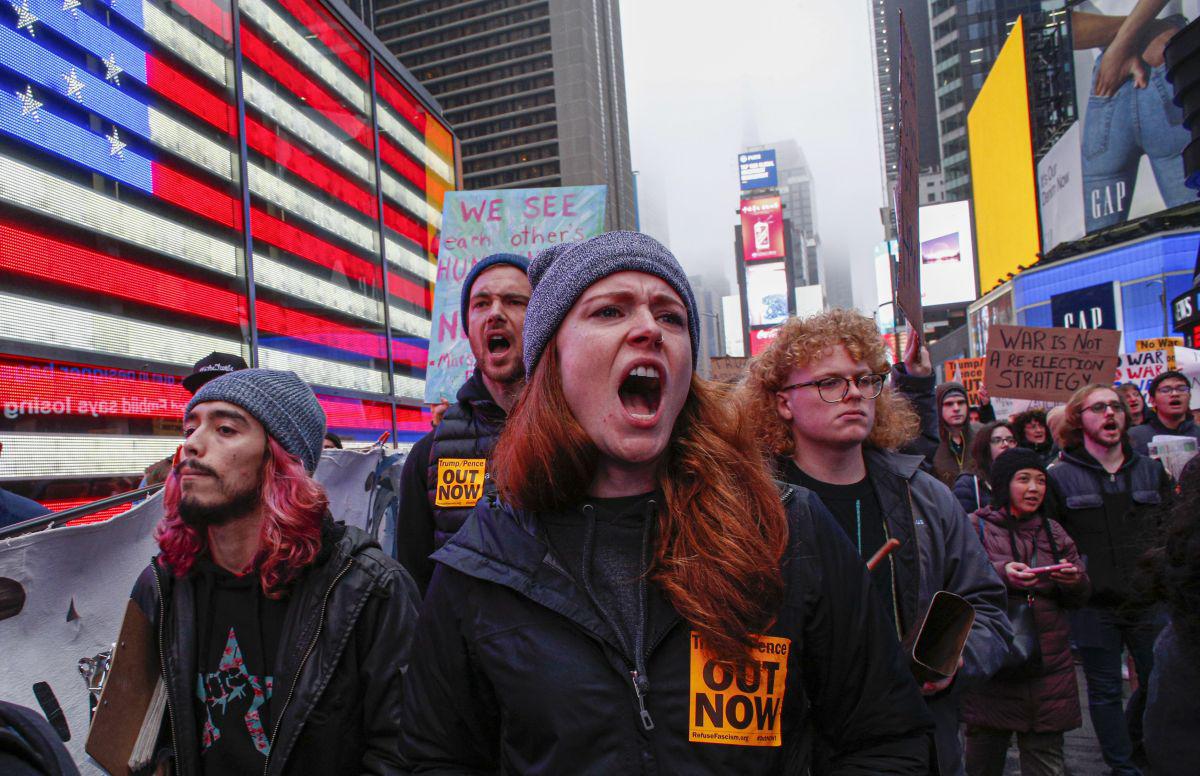 Al grito de “No a la guerra con Irán”, miles de personas se echaron este sábado a la calle en 70 ciudades de Estados Unidos para pedir la salida de las tropas estadounidenses de Medio Oriente y rechazar el ataque que ordenó el presidente Donald Trump para acabar con la vida del poderoso comandante iraní Qasem Soleimani. (AFP)