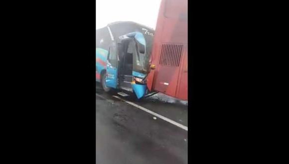 Dos buses chocan en la variante del Pasamayo, Ancón
