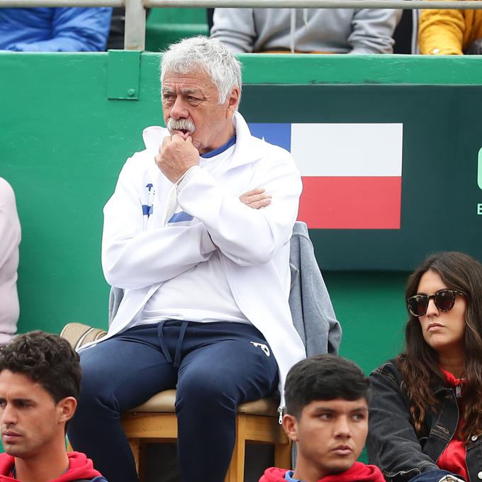 “Chile no debió reclamar ante la FIFA”: Carlos Caszely, el ídolo chileno que analiza a su selección mientras celebra en la Copa Davis