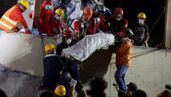 Terremoto en México. Una víctima es retirada del colegio Enrique Rebsamen. (Reuters)