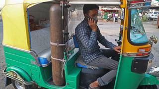 El conductor de tuk-tuk que convirtió su vehículo en ambulancia para los pobres que enferman de coronavirus en India