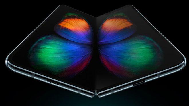 Samsung mostró Galaxy Fold, su primer celular plegable y flexible, a principios de este año. (Foto: Samsung)