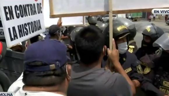 Grupo de personas bloquearon Av. Separadora Industrial como protesta contra instalación de casetas de peaje. (Foto: RPPTV / Captura)