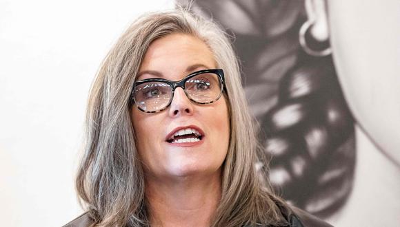 La candidata a gobernadora de Arizona, Katie Hobbs, asiste a una mesa redonda centrada en restaurar la libertad reproductiva en Phoenix, Arizona.