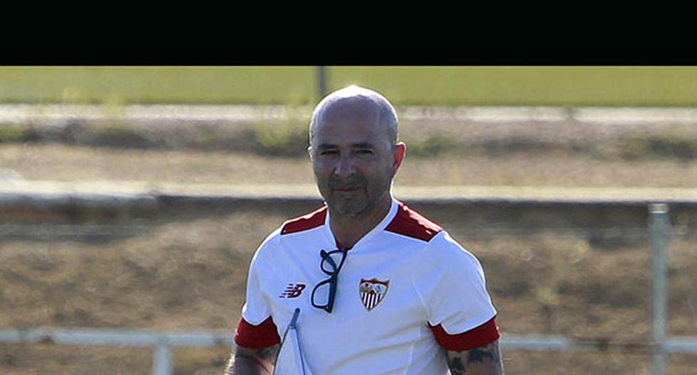 Jorge Sampaoli y su primera copa que gana con el Sevilla en Estados Unidos ante equipo colombiano. (Foto: ABC)