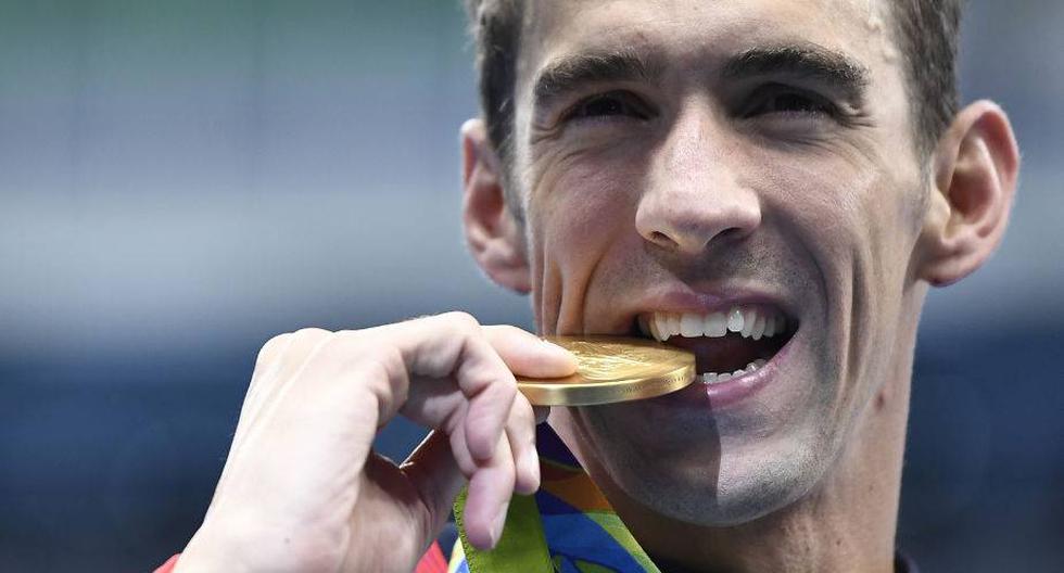 Michael Phelps, el tibur&oacute;n de Baltimore, tambi&eacute;n muerde su medalla. (Foto: AFP)