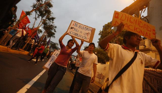 Manifestantes marchan por las calles de Lima contra gestión de Pedro Chávarry. (Foto: Mario Zapata / El Comercio)