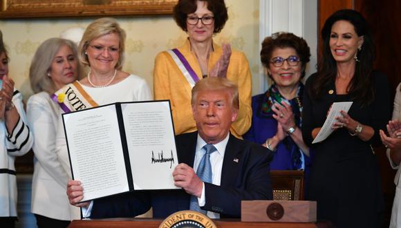 El presidente de Estados Unidos, Donald Trump, participa en la firma de una proclama en el centenario de la ratificación de la 19a Enmienda sobre el derecho al voto de las mujeres. (Foto: MANDEL NGAN / AFP).