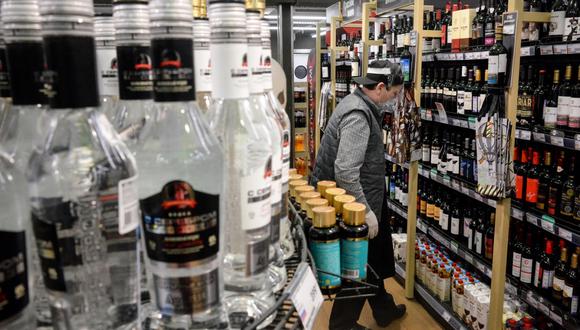 Las botellas de alcohol se exhiben para la venta en un supermercado en Moscú. Atrapados en sus departamentos estrechos y luchando con el miedo al coronavirus y su impacto económico, muchos rusos están preocupados por el regreso de un viejo demonio: el alcoholismo. (Kirill KUDRYAVTSEV / AFP)