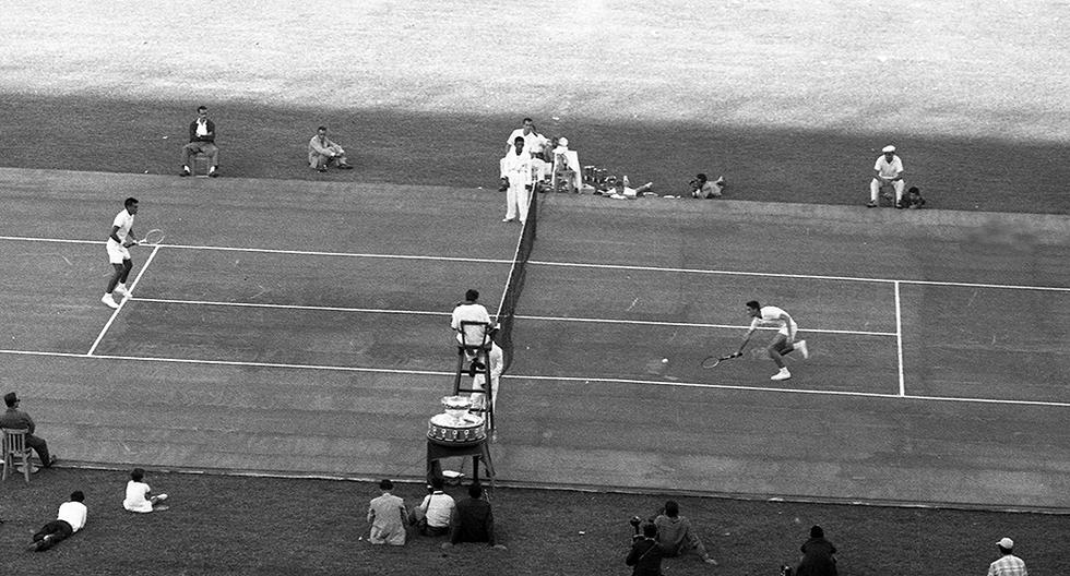 El 9 de agosto de 1948, El Comercio entrevistó a Enrique Grau Cabero, hijo mayor del héroe del Combate de Angamos. En la conversación, el ingeniero peruano reveló que fue el primer campeón nacional de tenis y jugó en Wimbledon. Imagen referencial de una exhibición en el Estadio Nacional de Lima en 1959. (Foto: GEC Archivo Histórico)