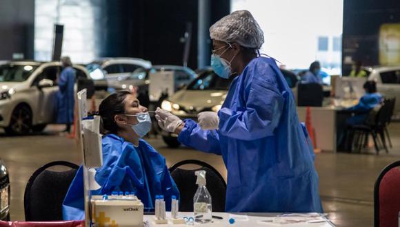 Un trabajador de la salud administra una prueba de covid-19 a un colega en Buenos Aires, Argentina. (Foto: Anita Pouchard Serra/Bloomberg).