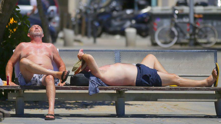 En España, se estableció el segundo nivel de alerta más alto por temperaturas extremas de hasta 42 grados en 16 de las 50 provincias. (Foto: AFP)