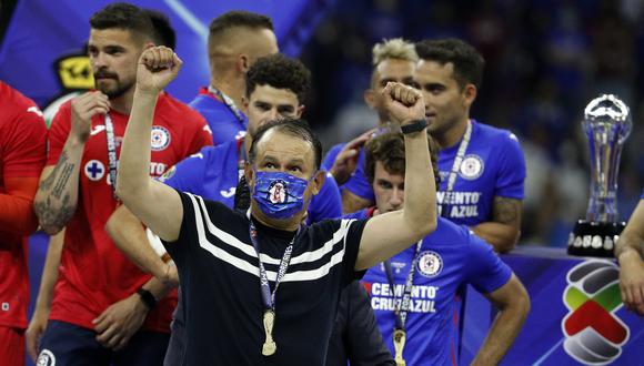 Cruz Azul se coronó campeón de Liga MX con Juan Reynoso a la cabeza (AP Photo/Eduardo Verdugo)