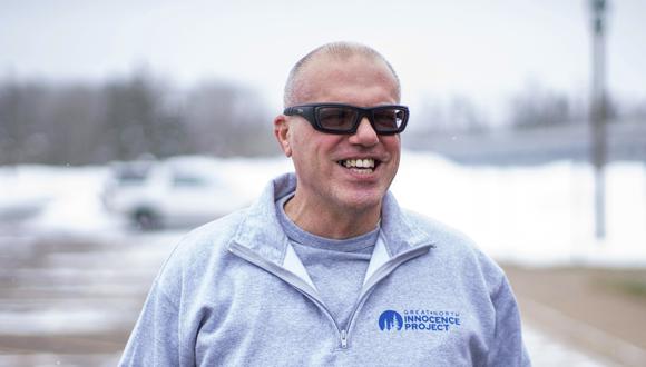 Thomas Rhodes sonríe al salir libre el viernes 13 de enero de una prisión estatal en Minnesota, donde estuvo preso casi 25 años por la muerte de su esposa, en la localidad de Moose Lake, Minnesota.