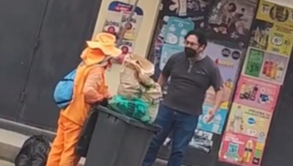 El video en el que un ciudadano le increpa a una trabajadora de limpieza pública para que recoja una bolsa de basura se hizo viral en las redes sociales | Foto: Captura de video / Facebook