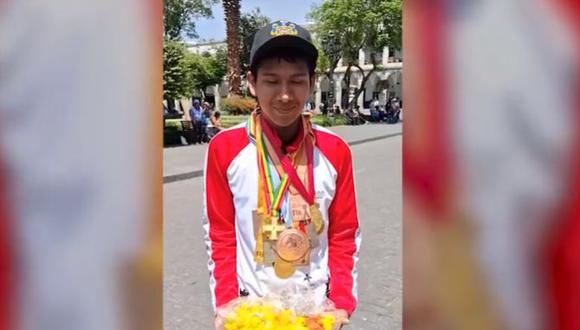 En compañía de su madre, este joven campeón espera recaudar los fondos necesarios para seguir sus sueños y traer más medallas para el Perú.