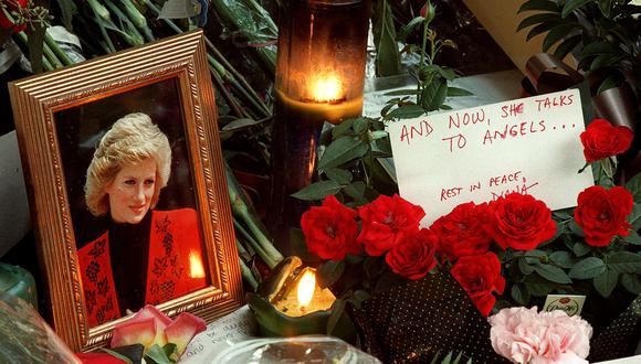 En esta foto de archivo tomada el 4 de septiembre de 1997, velas, flores y otros tributos se alinean en los escalones de la Embajada Británica en Washington, DC, en memoria de Diana, Princesa de Gales. (Foto de Paul J. RICHARDS / AFP)