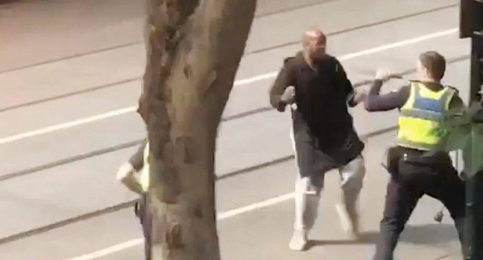 Captura de vídeo que muestra a un hombre armado con un cuchillo mientras se enfrenta a los agentes después de atacar a varias personas en la calle Bourke de Melbourne. (Foto: EFE)