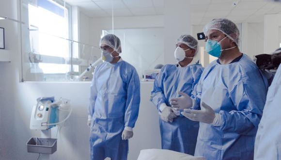 Según reporta la Sala Situacional COVID-19 del Ministerio de Salud, las unidades de cuidados intensivos disponibles para pacientes de esta enfermedad son 141 en todo el país. Foto: Andina