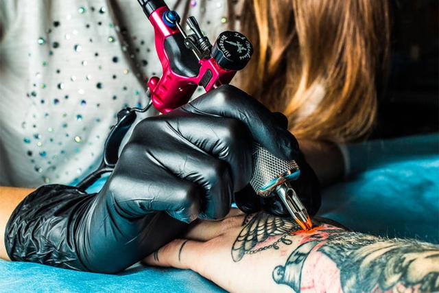 Mujer pasó por el peor momento de su vida al querer retocar su tatuaje. | Foto: Referencial/Pexels