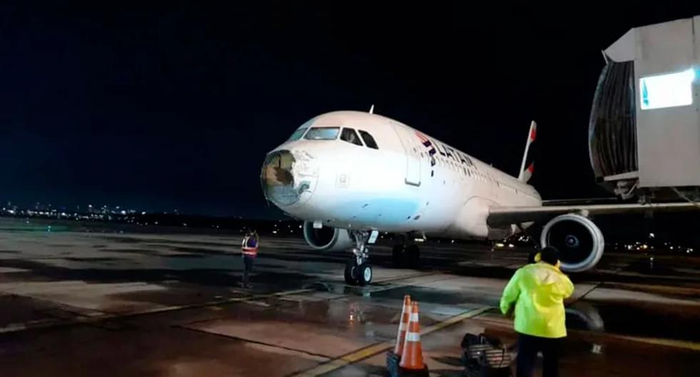 Avión de Latam aterrizó de emergencia en Asunción sin un motor por tormenta.