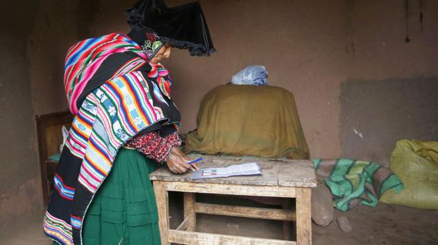 Bolivianos acuden a las urnas en un impredecible referéndum - 10