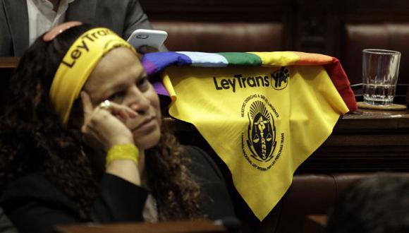 Un legislador muestra un pañuelo en apoyo de la Ley Integral para Personas Trans. (Foto: AP)