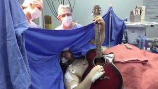 Toca la guitarra mientras le quitan tumor del cerebro [VIDEO]