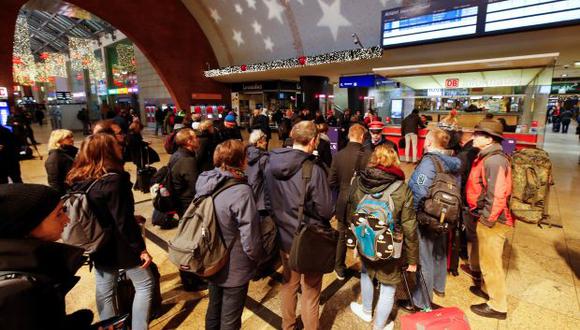 Viajeros hacen fila frente a un mostrador de información de Deutsche Bahn durante una huelga de trabajadores ferroviarios en todo el país debido a una disputa de pago. (Foto: Reuters)