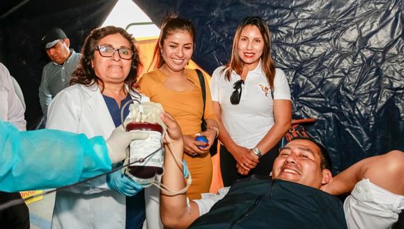 Gobernador regional de Áncash, Juan Carlos Morillo Ulloa, donó sangre y animó a los pobladores de Casma a seguir el ejemplo para mantener operativo el recinto. (Foto: Gobierno Regional de Áncash)