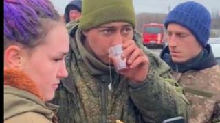 Soldado ruso rompe en llanto mientras civiles ucranianos le dan alimento | VIDEO