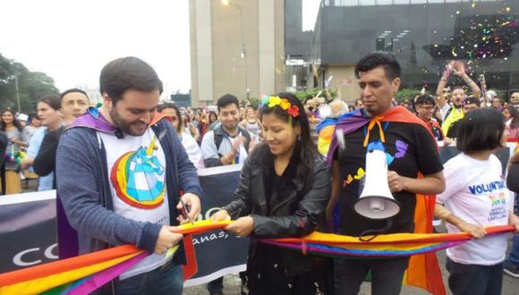 Los congresistas Alberto de Belaunde e Indira Huilca dieron inicia a la marcha del orgullo LGBTI. (Foto: Nuevo Perú)
