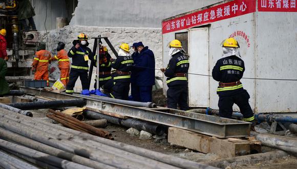 Esta foto, tomada el 20 de enero, muestra a miembros de un equipo de rescate trabajando en el sitio de la explosión de la mina en Qixia, en la provincia de Shandong, en el este de China. (STR / AFP)