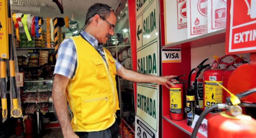 La Municipalidad de Lima inició una serie de operativos en diversos locales dedicados a la venta de extintores en el Cercado de Lima, atendiendo a una denuncia. (Foto: Andina)