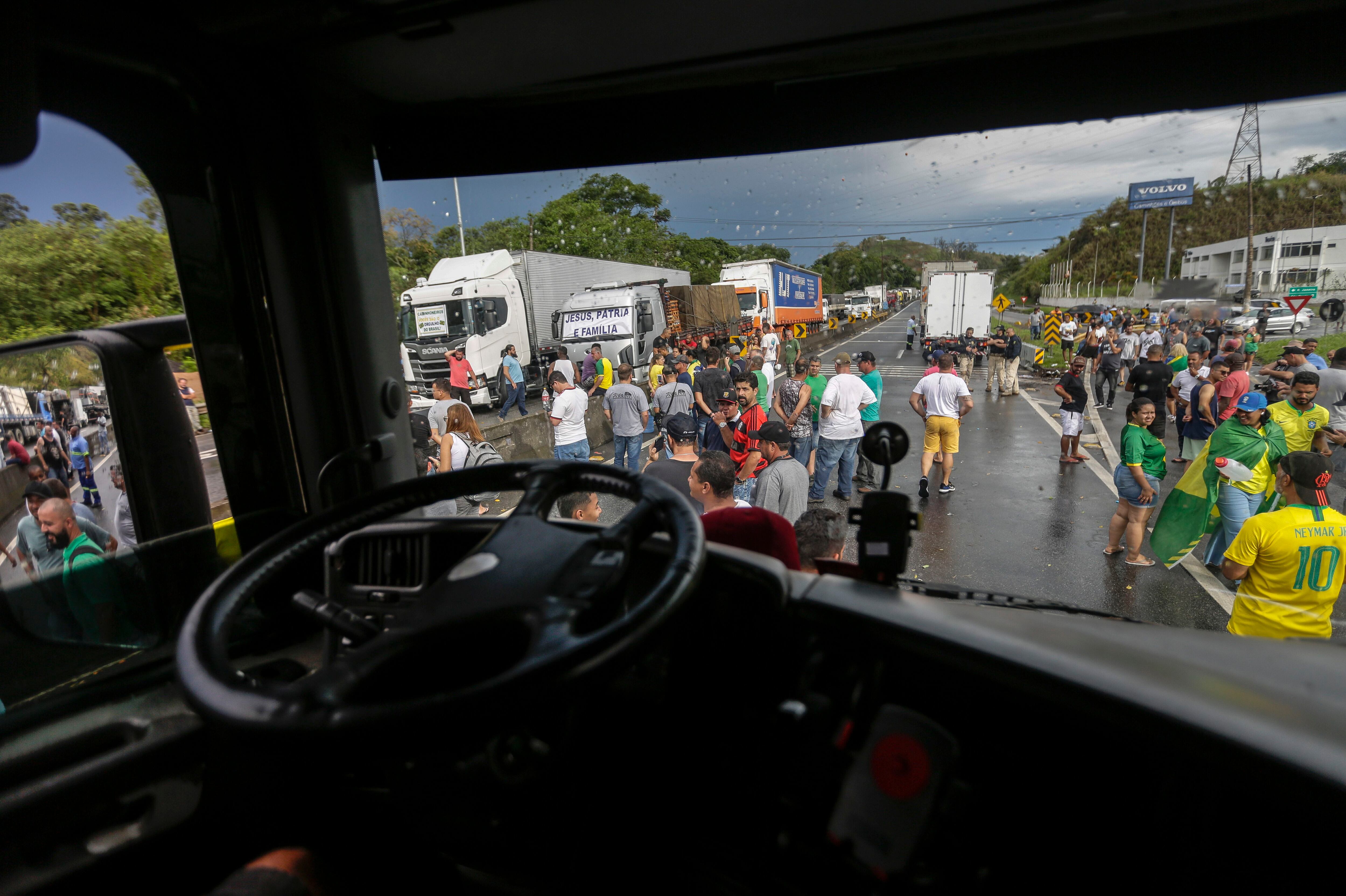 People protest during the truckers' blockade today, on the Presidente Dutra highway, near Volta Redonda (Brazil).