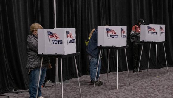 Residentes de Lansing, Michigan, emitien sus votos. En este estado se recibieron llamadas que pedían que se fuera a votar el miércoles para evitar largas colas, pese a que hoy era el último día para ejercer su derecho al voto. (Seth Herald / AFP)