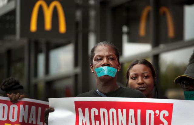 Un centenar de cajeras y cocineras de la cadena de comida rápida McDonald's marcharon en Chicago, Estados Unidos, contra el acoso sexual que, según afirmaron, enfrentan a diario durante su jornada laboral. (AFP).