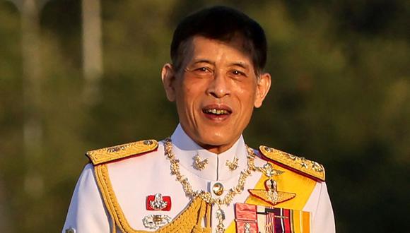 El rey de Tailandia Maha Vajiralongkorn asiste a una ceremonia de inauguración de un monumento a su padre, el difunto rey Bhumibol Adulyadej, el 5 de diciembre de 2021. (Jack TAYLOR / AFP).