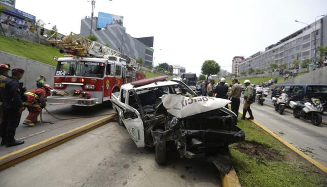 El accidente ocurrió a la altura de la avenida México. Patrullero se dirigía de sur a norte, en la Vía Expresa de Paseo de la República. (Foto: Alonso Chero / El Comercio)