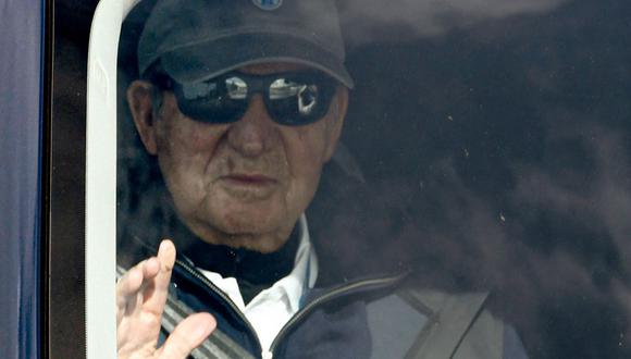 El ex rey de España, Juan Carlos I, saluda sentado en un automóvil en Sanxenxo, al norte de España, el 21 de abril de 2023. El ex rey de España en desgracia, Juan Carlos, de 85 años, regresó a casa el 19 de abril para asistir a una regata, solo por segunda vez (Foto: MIGUEL RIOPA / AFP)