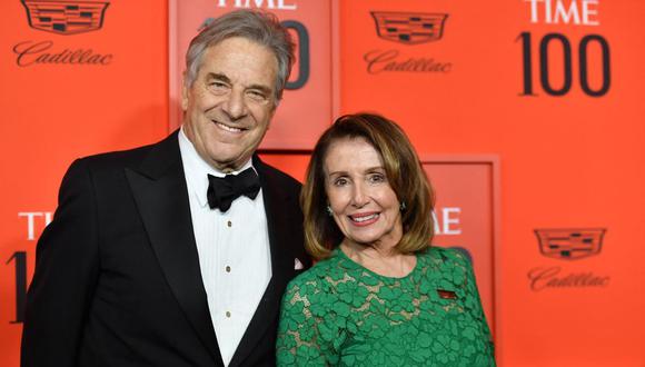 La presidenta de la Cámara de Representantes de los Estados Unidos, Nancy Pelosi (derecha), y su esposo, Paul Pelosi, llegan a la Gala Time 100 en el Lincoln Center de Nueva York. (Foto de ANGELA WEISS / AFP)