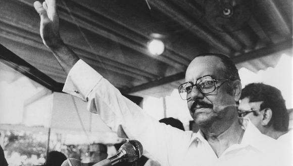 El dictador nicaragüense Anastasio Somoza saluda a sus partidarios durante una reunión en Managua en 1978, unos meses antes de ser derrocado por el movimiento izquierdista Frente Sandinista de Liberación Nacional el 20 de julio de 1979. (Foto de AFP)