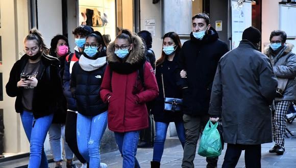 Gente caminando con mascarillas por las calles de Genoa. (Foto: EFE)