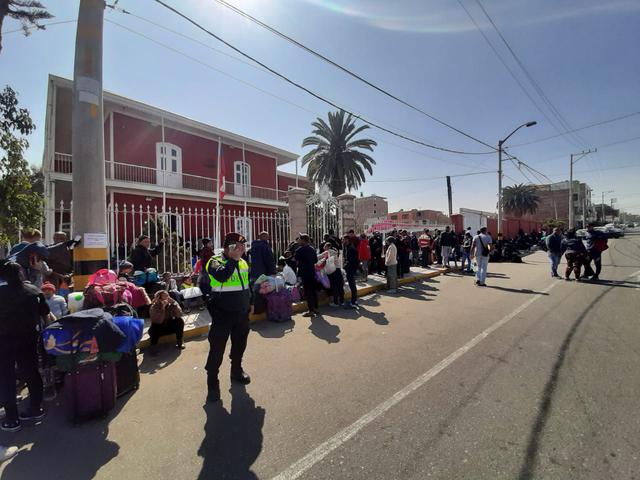 Este es el panorama en el consulado de Chile en Tacna. (Foto: Ernesto Suárez)
