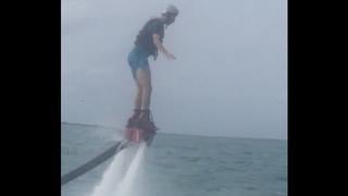 Gerard Piqué practicó flyboard, moderno deporte náutico